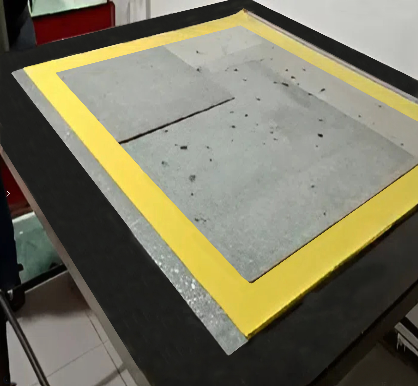 Ensayo dieléctrico a alfombras dieléctricas o aislantes, seguridad eléctrica, guantes dieléctricos